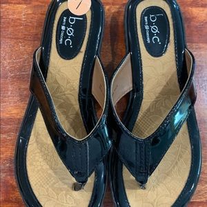 Born / BOC black patent leather flip flops